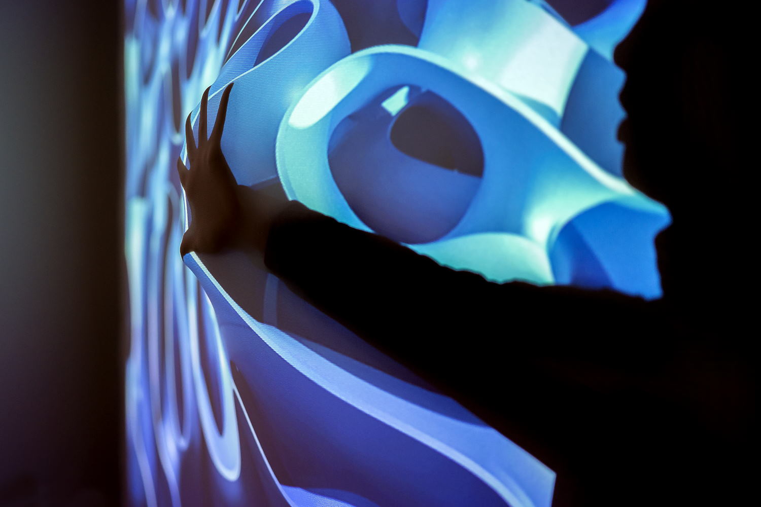 Prof. Axel Voigt, Dekan Mathematik TUD, Detailausschnitt der imersiven FlexiWall-Installation in der Ausstellung, die Selbstähnlichkeitsphänomene an hydrophoben Grenzflächen erfahrbar macht, Foto: Baldauf & Baldauf