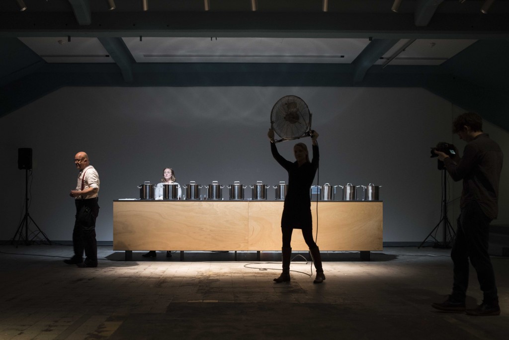Osmodrama-Smeller-Osmodrom, Eröffnungsperformance zur Rauminstallation von Wolfgang Georgsdorf, nominiert für den KUWI DRESDEN 2017, Foto: Anna Tiessen