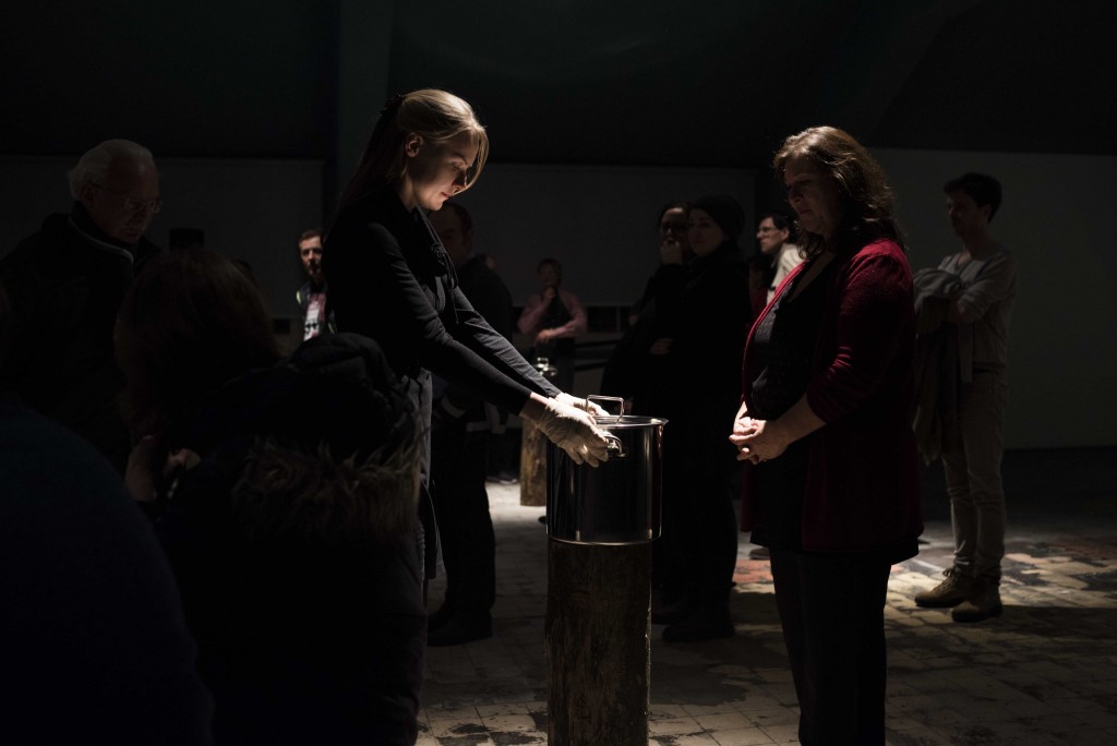 Eröffnungsperformance zur Rauminstallation von Wolfgang Georgsdorf, nominiert für den KUWI DRESDEN 2017, Foto: Anna Tiessen