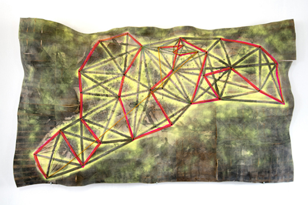 TOPOGRAFIE TRIANGULIRUNG, 2014 Formholz-Hirnholzplatte, Lack, Markierungsspray, Textmarker, Tusche, Graphit, diverse Schnüre und Seile 210 x 125 x 20 cm